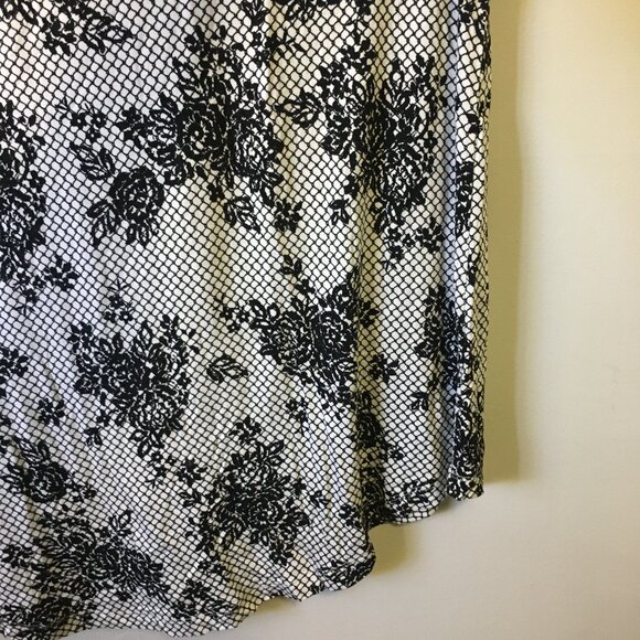 Michel Studio B&W Floral Lace Print Stretchy V-Neck Modern Tee - Picture 5 of 16